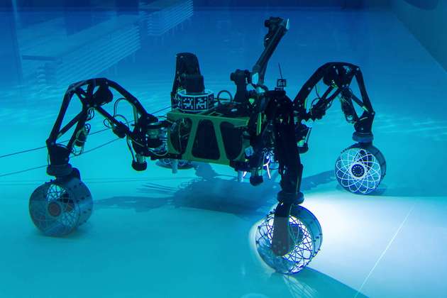 Der Unterwasserrover auf dem Grund des Salzwasserbeckens der Maritimen Explorationshalle.