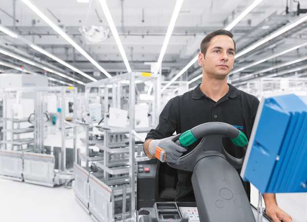 Pro Glove ist bei Festo in der Logistik im Einsatz: Die Fahrer der Routenzüge nutzen das Wearable in der Montage.