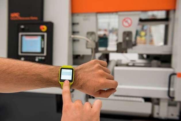 Mit der Lösung von aucobo können die Produktionsmitarbeiter bei Festo mit Smartwatches flexibel Anpassungen vornehmen.