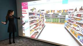 Ein simulierter Supermarkt mit Kinoatmosphäre lädt in Hamburg dazu ein, Verpackungen zu überdenken und neue Ideen auszuprobieren.