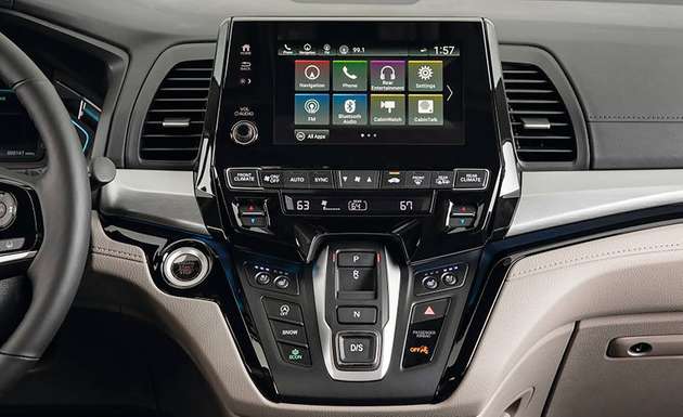 Display-Sharing: Über Dienst wie Apple CarPlay und Android Auto lassen sich Mobilgeräte mit dem Display des Autos verbinden. Der Fahrer kann dadurch mit diesem auf Funktionen seines Smartphones zugreifen. Fahrzeughersteller sparen sich hingegen den Einbau von beispielsweise Navigationssystemen in das Fahrzeug.