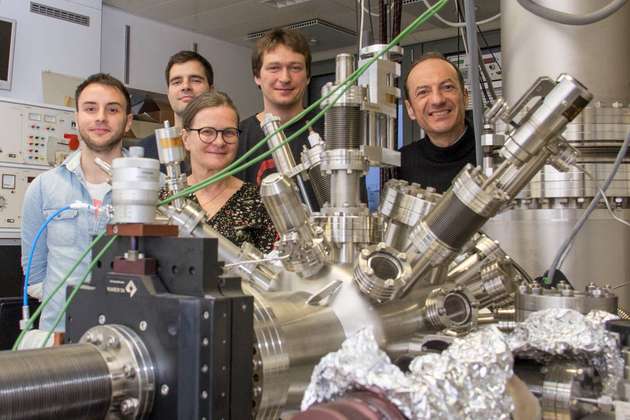 Die Kristallspalter der TU Wien: Michele Reticcioli (Universität Wien), Jan Hulva, Ulrike Diebold, Martin Setvin, Michael Schmid (alle TU Wien), v.l.n.r.