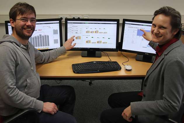 Professorin Jessica Rubart und ihr Mitarbeiter Benjamin Lietzau zeigen, wie sich die Darstellung der Datenanalyse per Multi-Touch-Bedienung am Bildschirm steuern lässt.