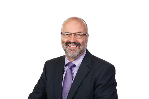 Der ehemalige Vertriebsleiter Uwe Glowalla verabschiedet sich nach über 42 Jahren Betriebszugehörigkeit in den Ruhestand.