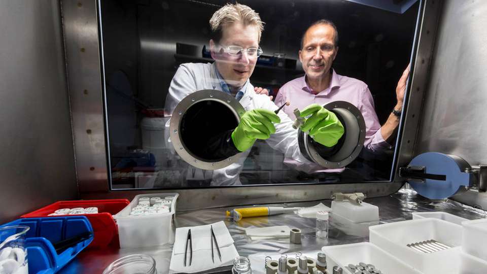 Erforscht neue Materialsysteme und Produktionstechnologien für Batterien: Prof. Dr. Volker Knoblauch (rechts), hier mit Doktorand Christian Weisenberger bei einem „tiefen Griff“ in eine Glovebox.