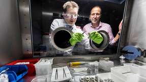 Erforscht neue Materialsysteme und Produktionstechnologien für Batterien: Prof. Dr. Volker Knoblauch (rechts), hier mit Doktorand Christian Weisenberger bei einem „tiefen Griff“ in eine Glovebox.