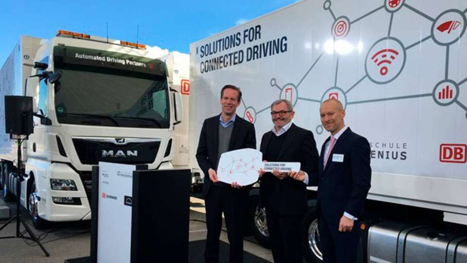 Schlüsselübergabe für die Pilotfahrzeuge (v.l.n.r.): Dr. Frederik Zohm (MAN Truck & Bus), Ewald Kaiser (DB Schenker), Prof. Dr. Christian T. Haas (Hochschule Fresenius). Mit der Übergabe starten die Vorbereitungen für die Tests auf der Straße. 