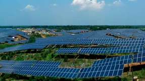 Der Solarpark liegt in einer Hügellandschaft mit einer Steigungen von bis zu 30 Grad.