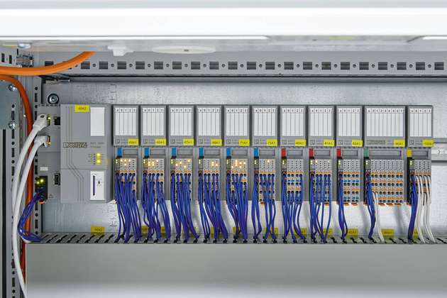 Leistungsfähige Steuerungstechnik der Produktfamilie Axiocontrol mit angereihten digitalen und analogen Baugruppen zum Erfassen von Signalen und Messwerten.