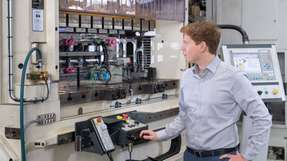 Hannes Weiss am Stanzautomaten. An dieser Maschine schneiden die Wissenschaftler die Elektrobleche mithilfe komplexer Werkzeuge.