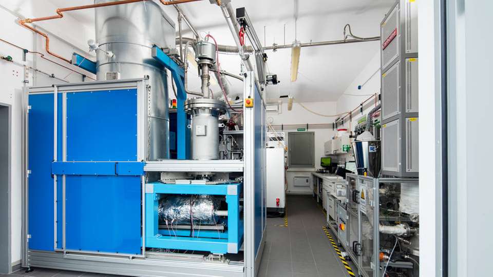 Das DBFZ hat eine neue Versuchsanlage zur Untersuchung der Vorgänge bei der thermochemischen Umwandlung von Biomasse in Betrieb genommen.
