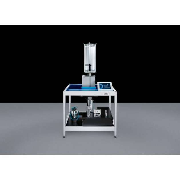 Das Exponat SupraSensor besteht aus einer mit Flüssigkeit gefüllten, hermetisch dichten Röhre, die über einer Präzisionswaage angebracht ist. Auf der Waage ist ein Kryostat mit einem Supraleiter fest montiert.