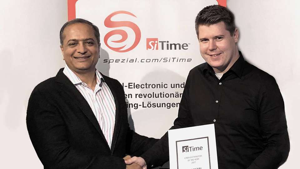 Freuen sich gemeinsam über die neuen Möglichkeiten und die stark gewachsene Marktak-zeptanz für MEMS-Timing (v.l.): SiTime CEO Rajesh Vashist und Marius Wüstefeld, Line Ma-nager Timing bei SE Spezial-Electronic.