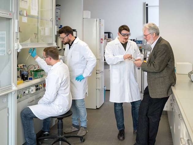 Die Entdecker des heiligen Grals (v.l.n.r.): Dr. rer. nat. Florian Reichart;  Dr. rer. nat. Andreas Raeder; Michaeel  Weinmueller; Prof. Dr. Dr. h.c.Horst Kessler.