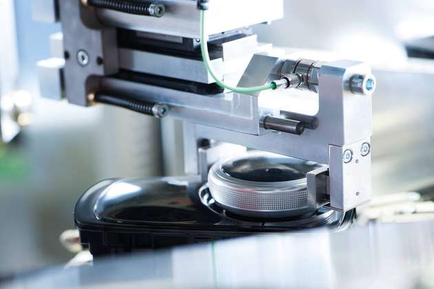 Für die Überprüfung der horizontalen Kippkraft kommt ein Kistler-Sensor vom Typ 9311 zum Einsatz. Da bei der horizontalen Kippbewegung Querkräfte wirken, müssen diese mittels mechanischer Ausgleichselemente kompensiert werden. 