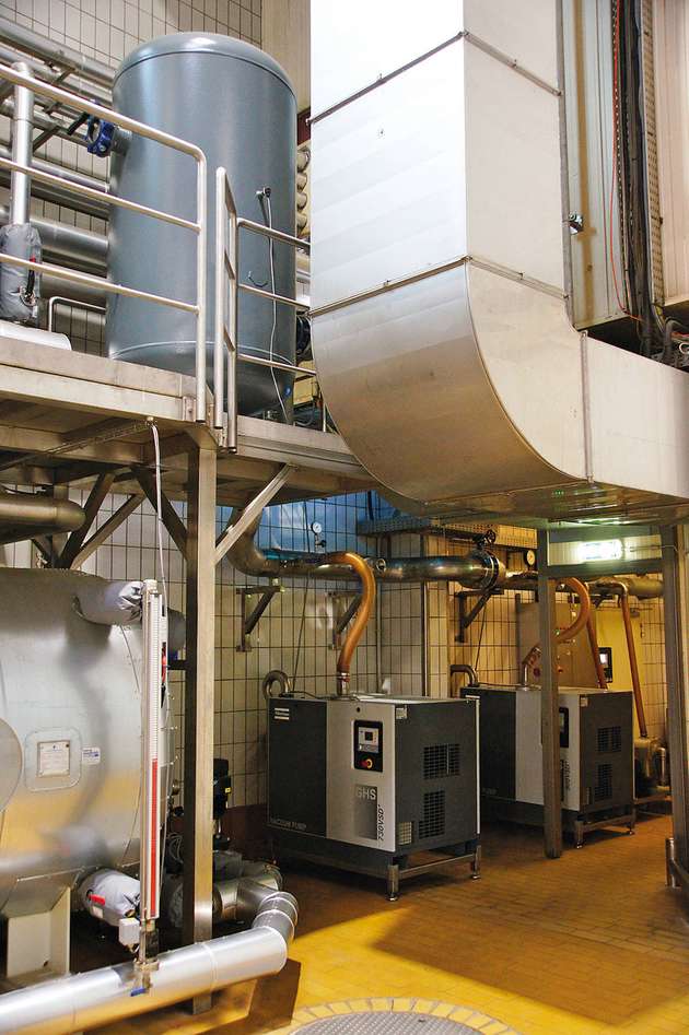 Mit dem 2.000-Liter-Pufferspeicher im Vakuumnetz lassen sich Bedarfsspitzen nach Produktionsstopps direkt bedienen.