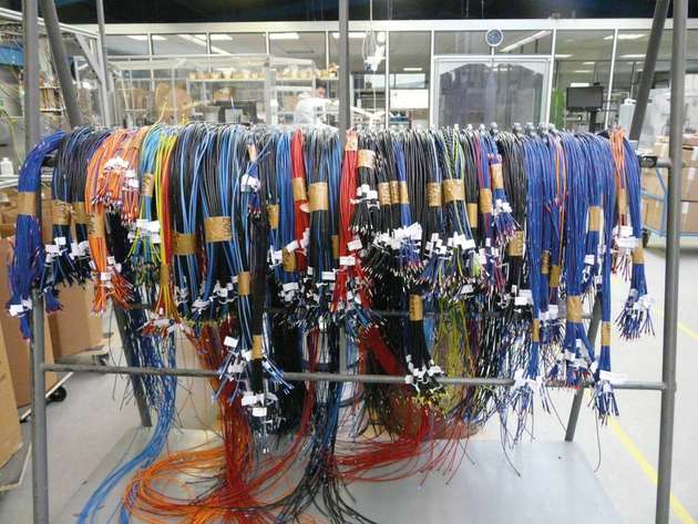 Gut ausgelastet: die Kabelkonfektionierung und Schaltschrankverdrahtung bei Elektronik Schwab.