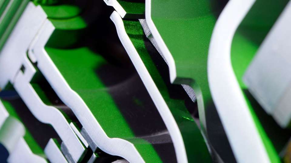 
                        
                        
                          Heute schon im Serieneinsatz: Kupplungssysteme 
aus dem Schaeffler-Systemhaus eMobility, die bei der 
Hybridisierung des Antriebsstrangs zum Einsatz kommen. Innovativ ist die Kupplungsscheibe mit integriertem Bogen-
federdämpfer (ZMS) und das deckelfeste Ausrücksystem.
                        
                      