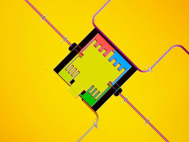 Die drei Qubits sammeln Mikrowellenstrahlung aus dem violetten Hohlleiter. Dank dem Rauschsignal, das über die rosa Zuflusslinien eingebracht wird, wird die Energie zum Ausgangsresonator transportiert.