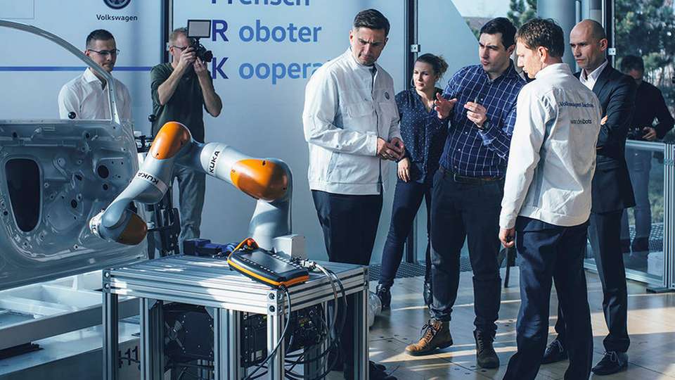 In einem neuen Projekt sollen Roboter Bewegungsabläufe von einer Sensorjacke lernen.