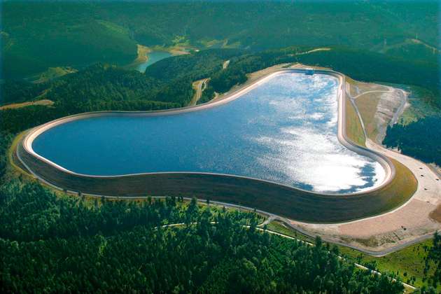 Das Pumpspeicherkraftwerk Goldisthal in Thüringen ist das größte Wasserkraftwerk Deutschlands. Unter Vollleistung könnte es circa 42 Prozent (1.060 MW) des gesamten aus Wasserkraft gewonnenen Stroms in der Bundesrepublik produzieren.
