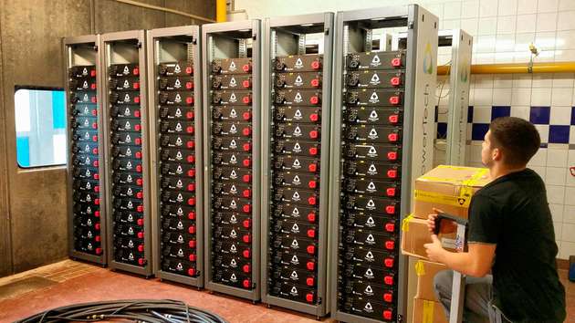 Installation des Batteriespeichersystems auf Borkum.