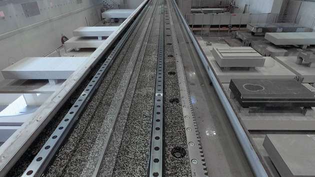 Die exakt gestoßenen Rexroth-Rollenschienenführungen in nahezu endlosen Längen stellen auch bei widrigsten Umgebungsbedingungen eine lange Lebensdauer und höchste Genauigkeit sicher. 