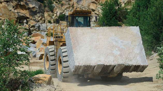 Ein Granitblock verlässt den Steinbruch im niederösterreichischen Schrems. 600 km weiter, im hessischen Aßlar, stellt Reitz Natursteintechnik daraus hochfeste und temperaturbeständige Maschinenteile her. 
