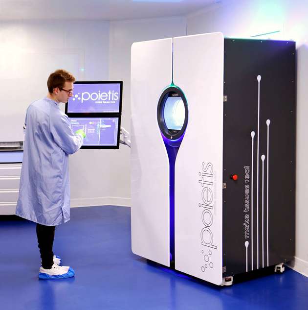Ein Mitarbeiter von Poetis bedient den 3D-Drucker. Das Gerät mutet futuristisch an. Kein Wunder: Die Haut, die hier entsteht, könnte Stoff für einen Sci-fi-Roman sein.