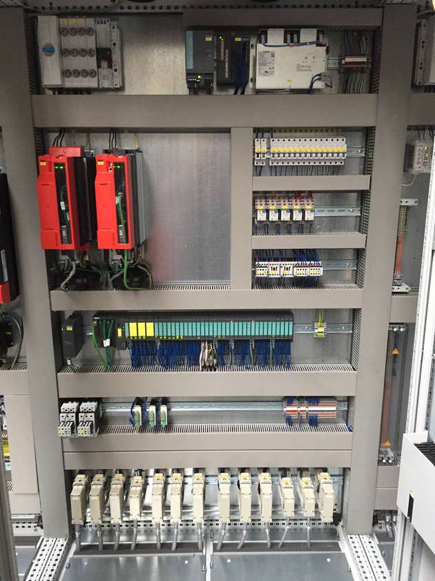 Das COB-System lässt sich einfach aufschnappen und weist eine hohe mechanische Stabilität auf. Das System eignet sich für eine besonders einfache Verdrahtung und Prüfung im eingebauten Zustand.