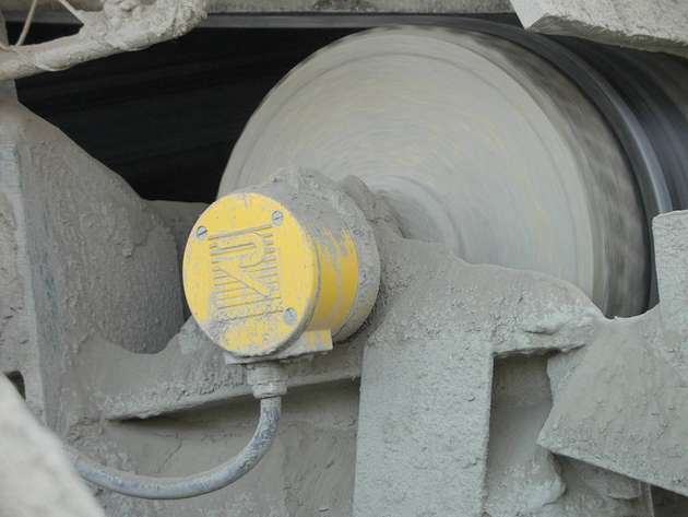 Die Rulmeca-Trommelmotoren – hier im Outdoor-Einsatz bei einer Baumaschine – müssen enorme mechanische Beanspruchungen aushalten. Eine robuste Konstruktion und der hohe Schutzgrad mit mindestens IP 66 sind daher zwingend notwendig.