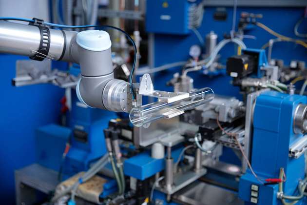 Das Familienunternehmen Hofmann Glastechnik setzt inzwischen kollaborierende Roboterarme von Universal Robots zur Maschinenbestückung ein und konnte damit die Produktionskapazitäten im Anwendungsbereich um 50 Prozent steigern.