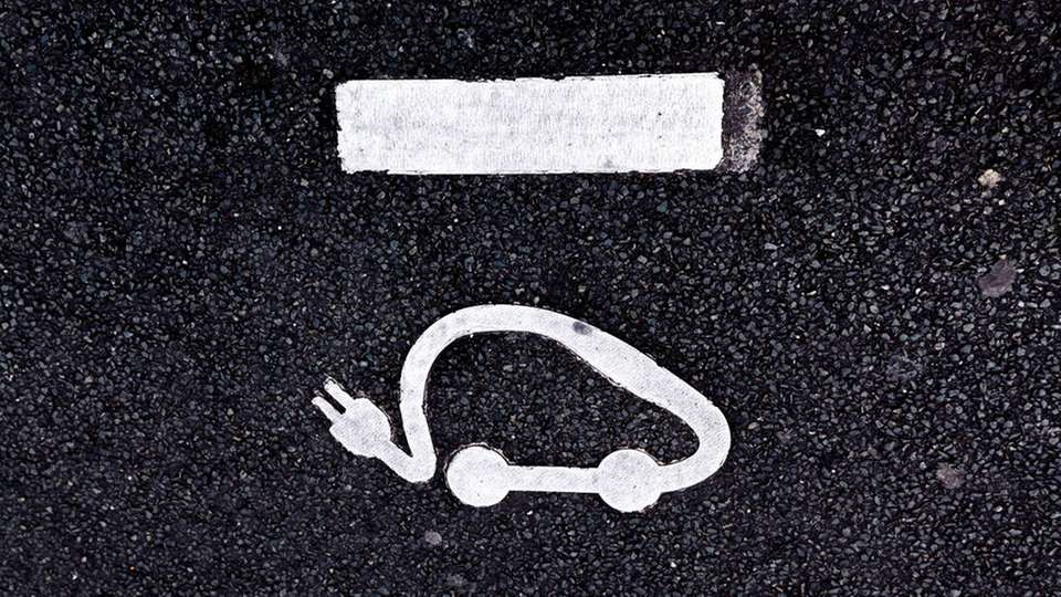 Die Batterien für Elektrofahrzeuge, die sowohl Strom speichern als auch wieder ins Stromnetz einspeisen können, werden für Redispatch genutzt, also um Transportengpässe im Netz aufzulösen.
