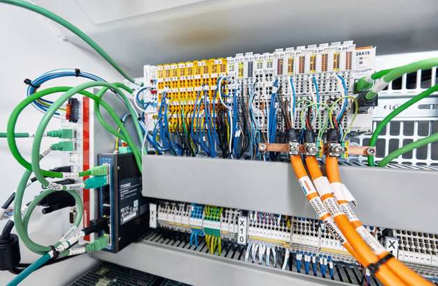 All-in-One-Automation in kompakter Form: der Schaltschrank-PC C6920 und die modulare I/O-Ebene mit direkt integrierter Safety und Antriebstechnik.