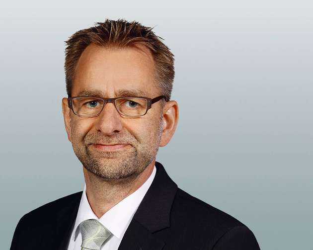 „Die vorhandenen Algorithmen erzeugen bereits heute gute Ergebnisse im Service- und Wartungsbereich. Durch die Kombination vielfältiger Sensor- und Aktuatorsignale lassen sich zudem Messgrößen als virtuelle Sensoren und Prozessabläufe generieren, die Produktionsprozesse verbessern und bestehende Sensoren erweitern sowie ersetzen können. Potenzial gibt es auch im Engineering. Die zunehmende Dynamik in Projektteams, Kundeninteraktionen und die Einbindung von externen Partnern erfordern eine smarte Methodik in den Toolketten. Data Analytics wird bereits an vielen Stellen eingesetzt, hat aber ein weit höheres Potenzial, das in den kommenden Jahren durch die Automationshersteller, Dienstanbieter und Maschinenbauer und ihr spezifisches Wissen ausgebaut werden muss. Nötig dazu ist aber eine Automation, die es Anwendern erlaubt, die Daten zu administrieren und zu nutzen.“
Johannes Kalhoff, Master Specialist Corporate Technology & Value Chain, Phoenix Contact