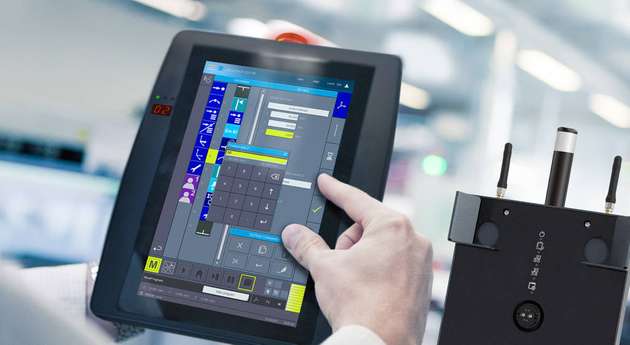 Effizient und sicher bedienen: das Wireless-Panel HGW 1033 mit 10.1 Zoll Multitouch-Display und integrierten Safety-Funktionen in Kombination mit der Basisstation BWH 001 von Sigmatek.