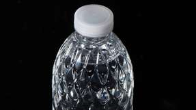 Die tropfenförmige PET-Flasche fasst 200 Milliliter und wiegt nur 4,4 Gramm. So stellt sie eine attraktive, wiederverschließbare Alternative zu den gängigen Wasserbechern dar.
