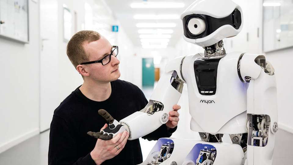 Im Studiengang „Humanoide Robotik“ lernen Studierende von Robotern und umgekehrt.