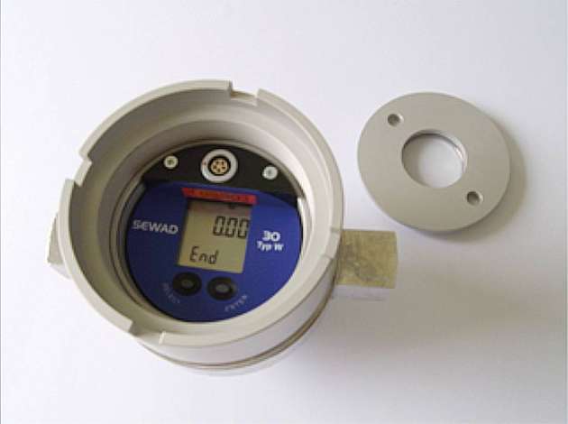 Kundenspezifische Anpassung eines digitalen Manometers für ein wasserdichtes Druckloggergehäuse, das direkt in über- und unterirdischen Hydranten installiert werden kann.