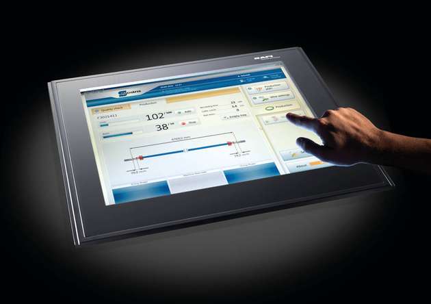 Ob mit oder ohne Handschuhe - Industriedisplays mit Touchscreen müssen sich in beiden Fällen sicher bedienen lassen.