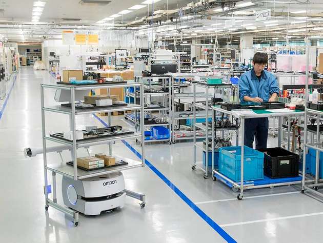 Die Autonomen Intelligenten Fahrzeuge planen, wählen und navigieren automatisch die günstigste Route durch die Fabrik.