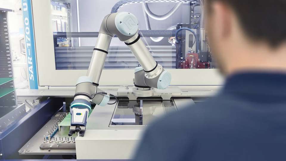 Bei dem Nutzentrenner von Schunk Electronic Solutions übernimmt ein Roboterarm die Be- und Entladung. Ein einzelner Mitarbeiter kann somit bis zu fünf Maschinen gleichzeitig bedienen.