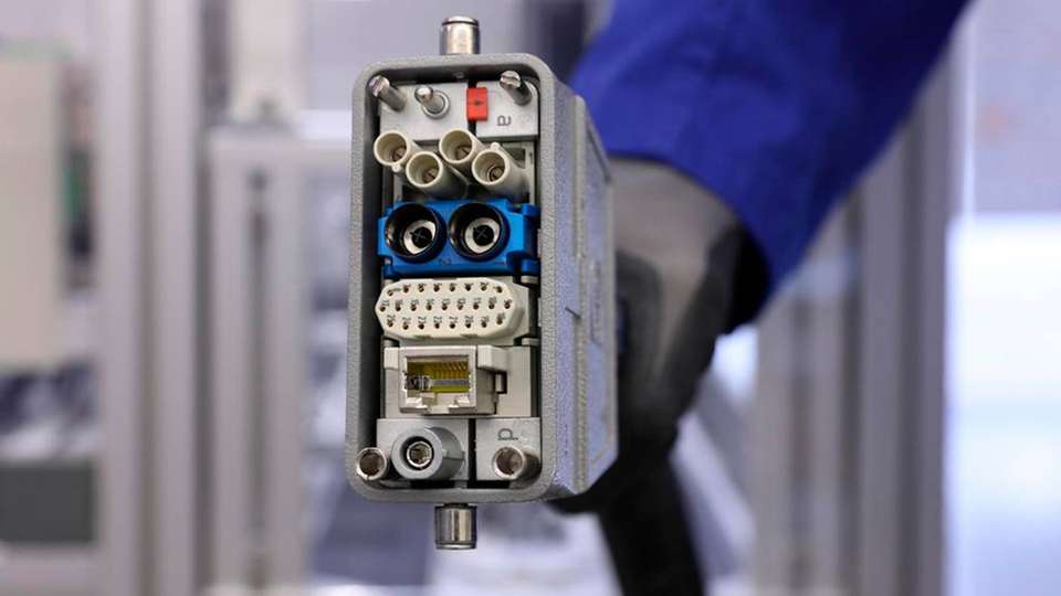 Der einzelne HDC-Stecker „Alli-in-One-Plug-In“ verbindet alle Versorgungsmedien der Produktionsanlage von SmartFactory-KL. 