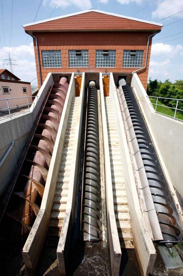 Das Zulaufpumpwerk führt das Abwasser in den Klärprozess. Je nach Wassermenge sind unterschiedlich große Schneckenpumpen in Betrieb.