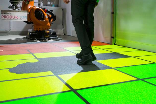 Sobald jemand das erste gelbe Feld mit dem Fuß berührt, verlangsamt der Roboter seine Bewegungen.