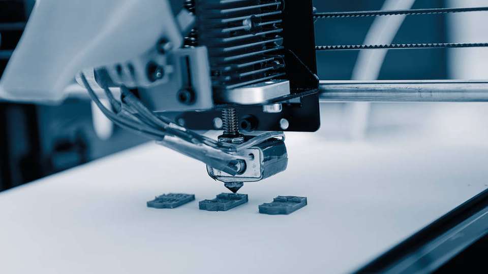 Bei Fused Filament Fabrication wird ein schmelzfähiger Kunststoffdraht im Druckkopf aufgeschmolzen und dann durch eine Dosierdüse zu einer Schicht des 3D-Druckobjekts geformt.