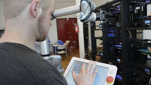 „Den UR10-Roboterarm gemeinsam mit dem Robotiq-Greifer zu programmieren, war fast wie das Erstellen einer Power-Point-Präsentation“, sagt Charlie Fenwick, Produktionsingenieur bei Voodoo Manufacturing.