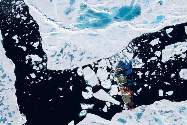 Der deutsche Forschungseisbrecher Polarstern treibt für Forschungsarbeiten über dem Bereich der Aurora-Hydrothermalquellen am Westlichen Gakkel Rücken bei.