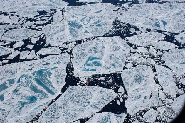 Im Bild zu sehen ist die Polarstern-Arktis-Expedition Aurora. Sie war der Untersuchung von geophysikalischen, geologischen, geochemischen und biologischen Prozessen an Hydrothermalquellen des Gakkelrückens gewidmet.
