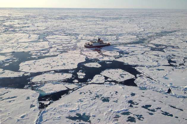 Das deutsche Forschungsschiff Polarstern bei seiner Fahrt über den Lomonossow-Rücken im zentralen Arktischen Ozean. 